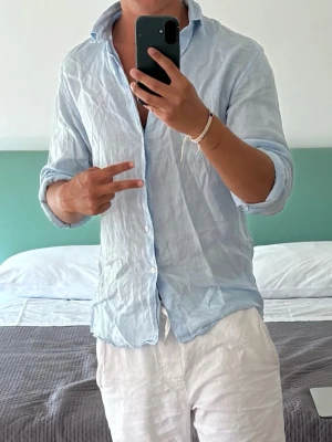 Ljusblå linneskjorta från Matinique - Snygg ljusblå linneskjorta från Matinique perfekt till sommaren . Helt ny & aldrig använd, endast testad en gång. Nypris 1699kr.