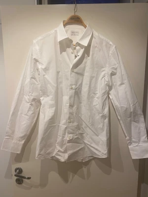Vit klassisk skjorta från Tiger of Sweden - Säljer en vit skjorta från Tiger of Sweden med klassisk krage. Aldrig använt (fel storlek och glömde att returnera). 