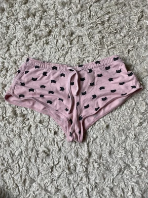 Söta shorts - Supersöta mjukisshorts med katt tryck. Använda men fortfarande i mycket fint skick