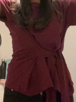 Vinröd topp - Säljer en vintage vinröd topp med korta ärmar och breda knytband i midjan. Jätte fin och bra skick. Fraktar snabbt!!❤️