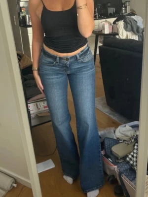 Levis low jeans  - Levis jeans i superlow flare och skulle säga att de sitter som en S💕
