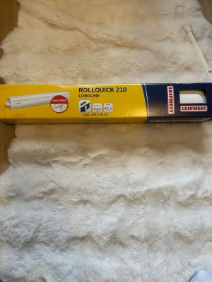Leifheit Rollquick 210 torklina - Praktisk utdragbar torklina från Leifheit, modell Rollquick 210 Longline. Vit plast med maxlängd 4,2 meter och bredd 48 cm. Perfekt för att torka tvätt inomhus eller på balkongen. Enkel att montera på väggen och smidig att använda.