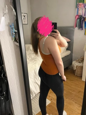 Orange ribbad topp  - Snygg orange ribbad linne/topp med smala axelband och rund halsringning. Perfekt för en avslappnad och trendig look. Materialet känns mjukt och stretchigt mot huden. Egentligen ett tränings linne men passar till allt möjligt. 