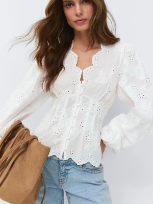 Balloon Sleeve Blouse - Säljer min vita blus från Gina, då det var fel storlek. Den är endast testad, med prislapp kvar. Blusen är slutsåld i alla storlekar på Gina Tricots hemsida! Hör av dig vid frågor❣️