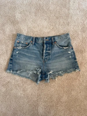 jeansshorts - blåa jeansshorts från Mango, väldigt fint skick