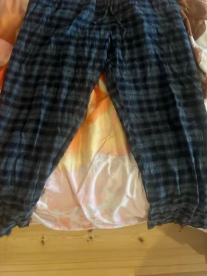 Pyjamasbyxor /HM/XL - Svart gråa pyjamas byxor. Jättebra skick. Använda 3 gånger. Storlek XL, väldigt sköna och fina pyjamas.