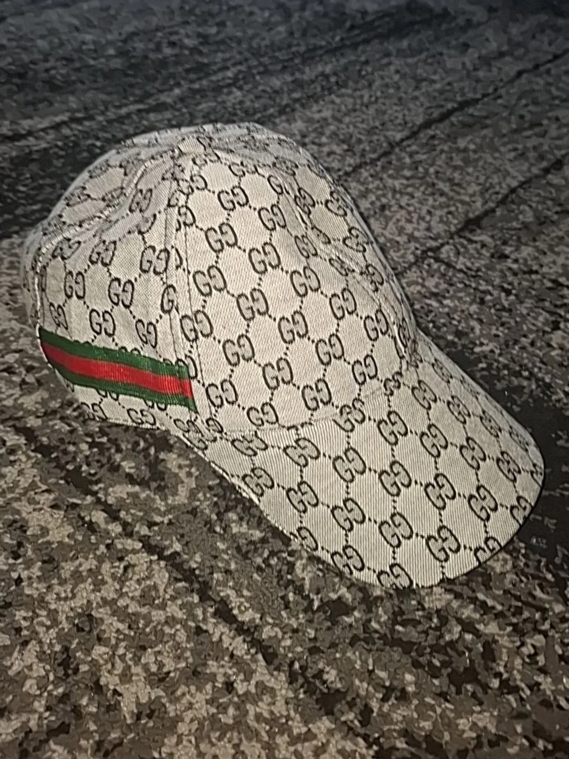 keps med GG-mönster