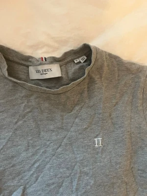 Lex Delux t-shirt  - Säljer en mycket fin t shirt från Lex Delux i storlek M men den är mindre i storlek.