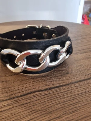 Armband kedja - Armband. Enkel snygg splicing kedja.  PU läder armband. 25 cm. För män och kvinnor.