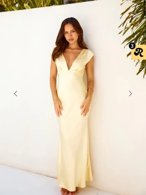 SÖKER!!! - SÖKER DENNA KLÄNNING! För ett rimligt pris ungefär 500kr, kontakta mig om ni skulle kunna sälja den