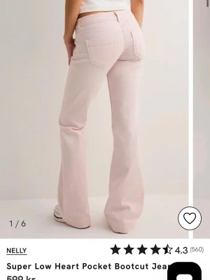 lågmidjade jeans - ljusrosa superlow bootcut jeans från Nelly. Strl 36,short. Aldrig användna bara testade säljer då jag har för mycket jeans. Skriv om prisförslag eller frågor/bilder. Nypris 599+frakt från nellys hemsida 