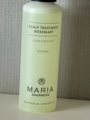 Scalp Treatment Rosemary Maria Åkerberg - Näringsspray för hårbotten med rosmarin från Maria Åkerberg. Produkten är en mjukgörande spray som används för att hålla hårbotten i gott skick och fungerar som en dagcreme för hårbotten. 