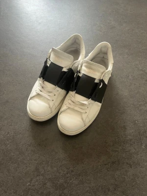 Vita Valentino sneakers med svart band - Säljer mina Valentinos då dom ej passar längre