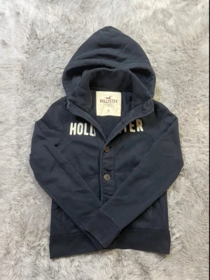 Hollister Cardigan - Säljer denna sällsynta och mycket eftertraktade Hollister hoodie | Storlek M | Mycket bra skick | Vid eventuella frågor hör gärna av dig och erbjuder bra pris vid köp av bundle 😁✅