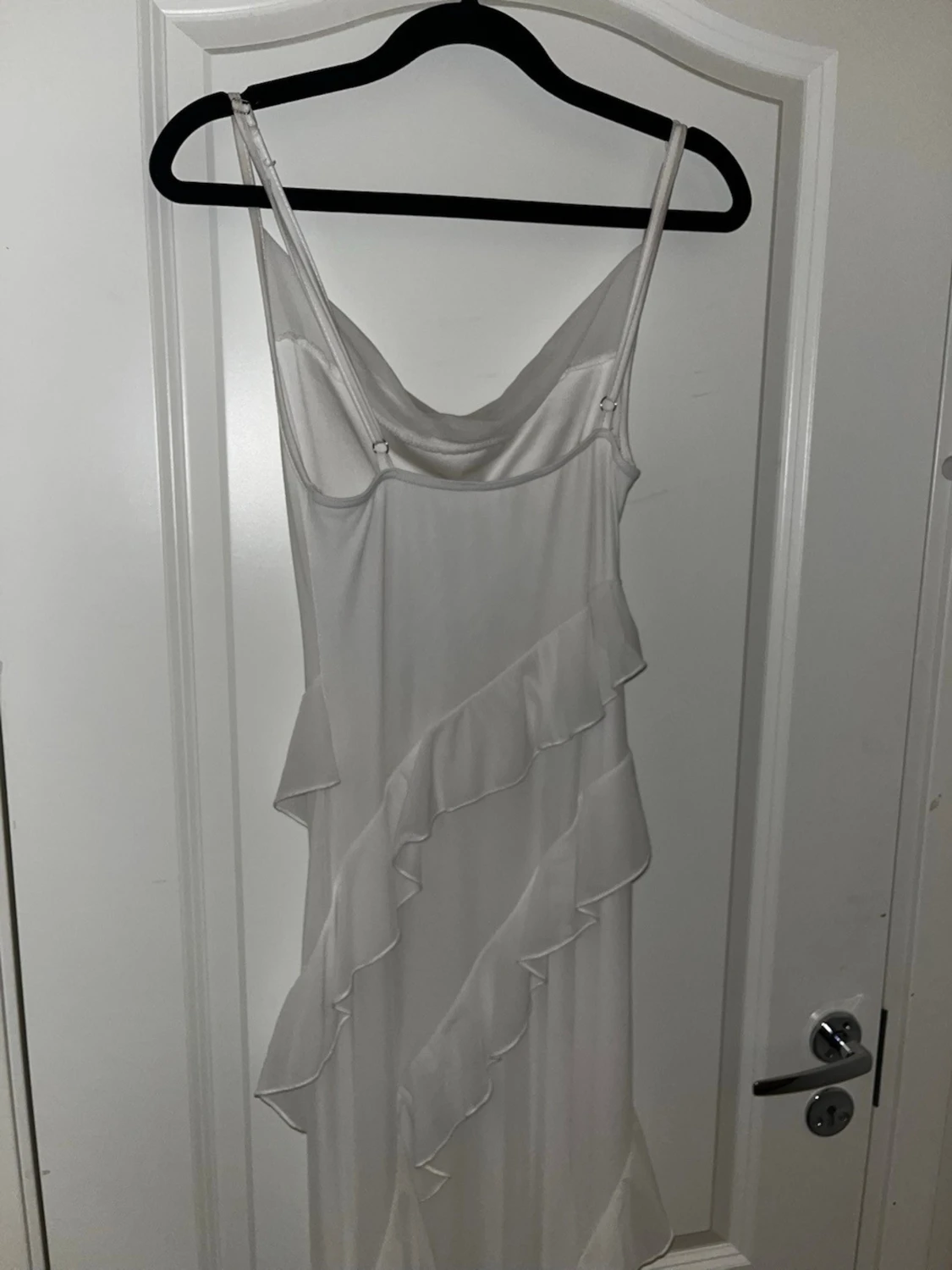 Vit långklänning med volangdetaljer - 1