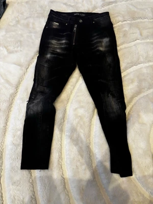 Svarta Slim Fit Jeans - Helt nya och oanvända jeans. Köpt från black island. Endast 300kr.