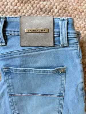 Tramarossa Leonardo jeans  - Tramarossa jeans! Ett utav världens mest exklusiva jeans märken från Italien 🇮🇹. Säljer dessa riktigt feta Tramarossa jeansen i modellen Leonardo slim fit👌. Storlek 31 men passar mer som W30🙌, Skick: 9,5/10🌟. Hör gärna av er vid frågor eller funderingar👍.