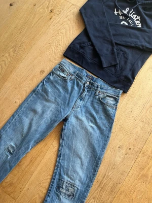 Feta Ralph Lauren jeans - Säljer dessa snygga Ralph Lauren jeans med feta slitningar🙌   Storlek: 170 men passar som typ W32 L30 Skick: 9/10 🔥 Har riktigt feta ihopsydda slitningar på knäna och fickorna!  💬Skriv vid frågor! 💸 Pris kan diskuteras vid snabb affär! 📦 Skickas snabbt!