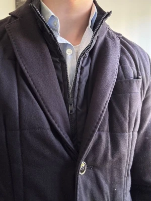 Kashmir och Ull Jacka från Morris  - Tja! Säljer nu en lite mer premium jacka från Morris. Ovanlig modell med inbyggd väst som man kan ta av och på. Perfekt till sommaren då den funkar utmärkt som en kavaj också! Storlek 46 vilket motsvarar ungefär S. 