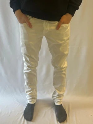 Vita Dondup George - Tja! Säljer nu dessa sjukt eftertraktade vita  Dondup George med original slitningar från frabrik. Se storlek nedan. Jeansen är i mycket bra skick.                                                                     Nypris: 3500kr                                                                 Säljs för: 799kr                                                                 Tveka inte på att höra av er vid intresse eller frågor!