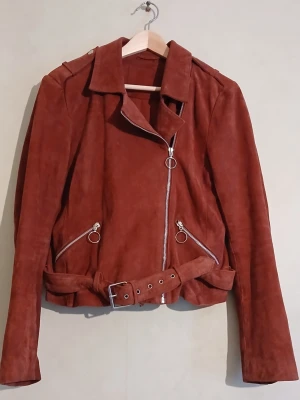 Bikerjacka i äkta suede - Bikerjacka i äkta suede(getskinn). 