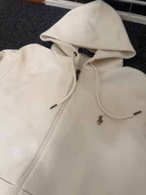  Ralph Lauren tracksuit  - Beige polo Ralph lauren tracksuit. Äkta självklart för ett riktigt bra pris. Priset går att diskuteras vid snabb affär!! OBS färgen ser inte exakt samma ut på bild med det beror på ljuset I verkligheten är de identiska 