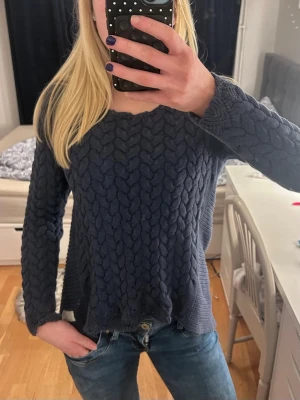 Mörkblå kabelstickad odd Molly tröja  - Mysig mörkblå kabelstickad tröja med rund halsringning och långa ärmar. Tröjan har en unik strukturstickning framtill och slätstickade partier på sidorna. Perfekt för kyliga dagar och enkel att matcha med jeans. Tröjan säljs inte längre och har inga defekter❤️
