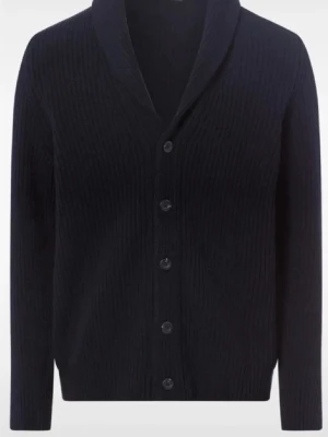 Svart cardigan - Stilren svart cardigan med ribbstickad struktur och sjalkrage. Koftan har långa ärmar och stängs med fem knappar framtill. Perfekt för lager på lager och enkel att matcha med olika outfits.