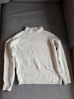 Ljusgrå stickad tröja - En stilren ljusgrå stickad tröja