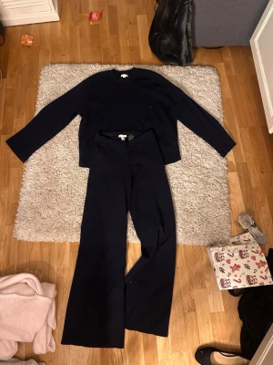 Blått set från hm  - Säljer de här jättefina setet ifrån hm i väldigt bra material båda delarna är i storlek S och de går bra att köpa separat  Då säljer jag dem för 150kr styck  Priset går att diskutera 💕