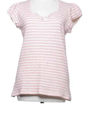 Rosa randigt nattlinne med spetsdetalj - Sött nattlinne med ljusrosa och vita ränder, korta puffärmar och rund halsringning. Liten rosett och spetskant vid urringningen ger en gullig touch. Perfekt för mysiga kvällar hemma.