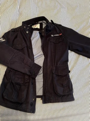 Morris field jacket  - Säljer en riktigt snygg field jacket från Morris. Jackan är perfekt till våren och sitter bra. Skriv vid funderingar!