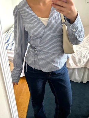 Randig topp  - Blå-vit randig blus med snörning! Superfint, aldrig använd💗