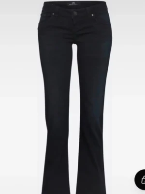 LTB jeans - Säljer ett par mörkblå bootcut jeans från LTB med klassisk femficksdesign och låg midja. Jag har sprättat dom där ner men det syns knappast när man har dom på. Storlek w27 L30 eller xs