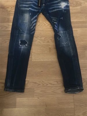 Mörkblå slitna slim jeans - Den är jet och kan mötas upp