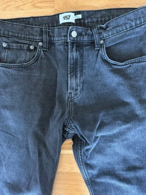 Snygga gråsvarta washed look raka jeans - Färg: washed black used. Raka ben. Blixtlås.  Storlek W33, L32. Midjemått 44 cm, se bild. Innerbenlängd 79 cm. Hela längden 107 cm. Aldrig använda!