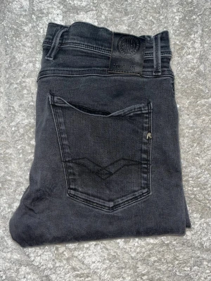 Replay Anbass jeans  - Replay Anbass hyperflex jeans! JAG SKICKAR EJ FLER BILDER PÅ JEANSEN! för storleksguide hänvisar jag till måtten och för bättre inblick i passformen rekommenderar jag att googla på modellnamnet. :)