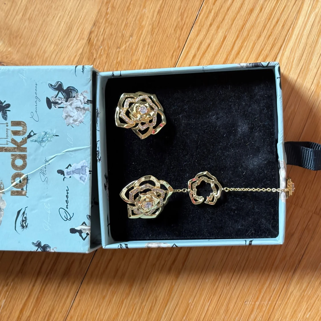 Guldiga rosformade örhängen från IOAKU - 4