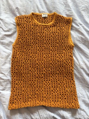 Rare stickad väst från Acne Studios - Snygg gul stickad väst från Acne Studios i bomull väldigt ovanlig modell och svår att hitta! Säljer för tyvärr passar den inte min stil längre 