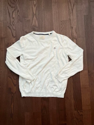 Vit stickad tröja från Gant - Hej! Säljer denna vita stickade tröja från Gant|sparsamt använd så inte alls några deffekter|storlek s men det motsvarar storlek 158| köpt på Gant|kom privat för info, bilder eller vid fundering!