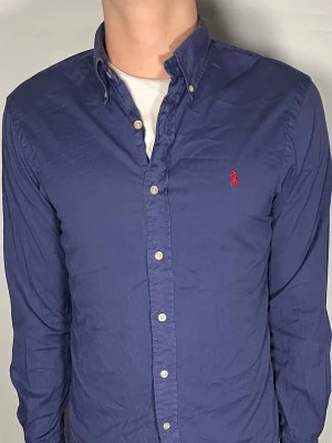 Ralph Lauren skjorta - Säljer en riktigt snygg och trendig Ralph Lauren skjorta i fint skick, storlek M, vid frågor är det bara att skriva //Gramenti