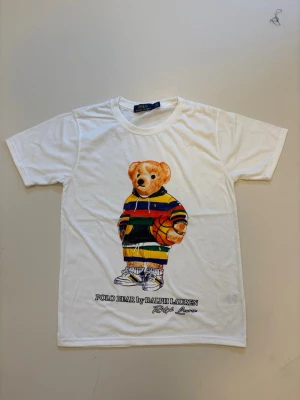 Vit Polo Bear t-shirt från Ralph Lauren - Vit Ralph Lauren Polo bear t shirt //  Mycket bra skick helt oanvänd //  Storlek S //  Mått  Längd 65cm  Axelbredd 39cm Bredd under armhålorna 45cm  Skriv vid minsta fråga eller fundering🤝