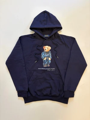 Ralph lauren polo bear hoodie M - Marinblå Ralph Lauren Polo bear hoodie //  Mycket bra skick helt oanvänd //  Storlek M //  Mått  Längd  66cm Axelbredd 49cm Bredd under armhålorna 50cm armlängd 60cm // Skriv vid minsta fråga eller fundering🤝