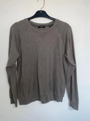 Jack & Jones tröja  - En fin grå premium Jack and Jones tröja, välanvänd och väl omhändertagen. Öppen för förhandlingar.