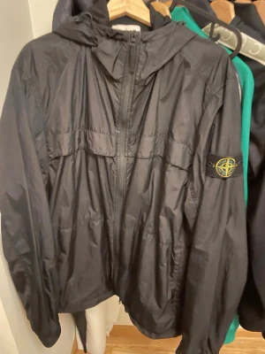 Svart vindjacka från Stone Island - Stone Island vindjacka xxl men sitter som xl, bara att höra av sig vid frågor, äkta✅