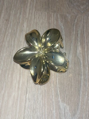 Hårklämma - ⭐️Hårklämma fungerande i blomform💫🌸