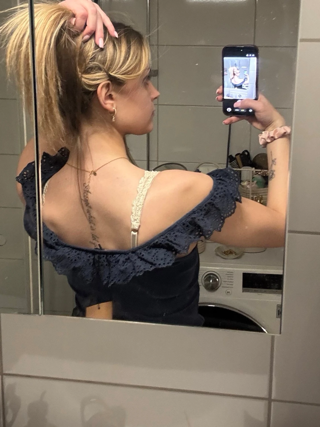 Mörkblå  topp med volang - 1