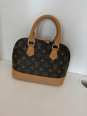 Louis Vuitton ALMA bb - Innan 2020 modellen . Bra skick . Kan mötas i Stockholm 