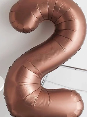 Helium ballonger helt nya 2 och 7  - Stor ballong i brun formad som en siffra, perfekt för fest eller dekoration. Ballongen är tillverkad i folie och finns i siffrorna 2 och 7. Enkel att blåsa upp och hänga upp för att skapa en personlig touch på kalas eller event.