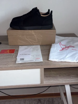 Svarta sneakers från Christian Louboutin - Hej jag letar efter ett par loubs i storlek 42, med färgen mörkblåa,ljusblåa,svarta,gråa och underbar om någon vill bytta. Bytte sker i Skåne.